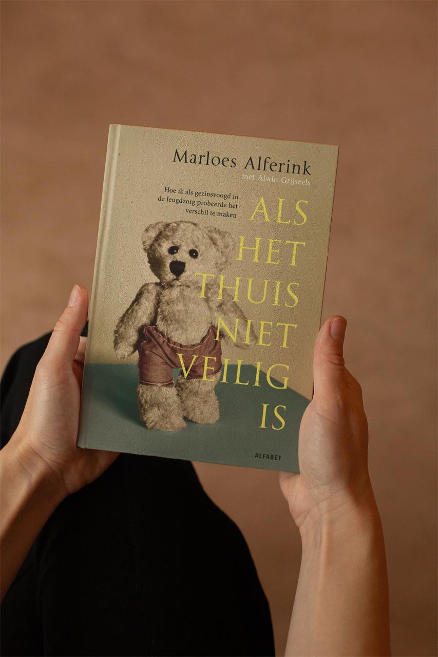 Het boek Als het thuis niet veilig is van Marloes Alferink, met het vertrouwde beertje op de omslag